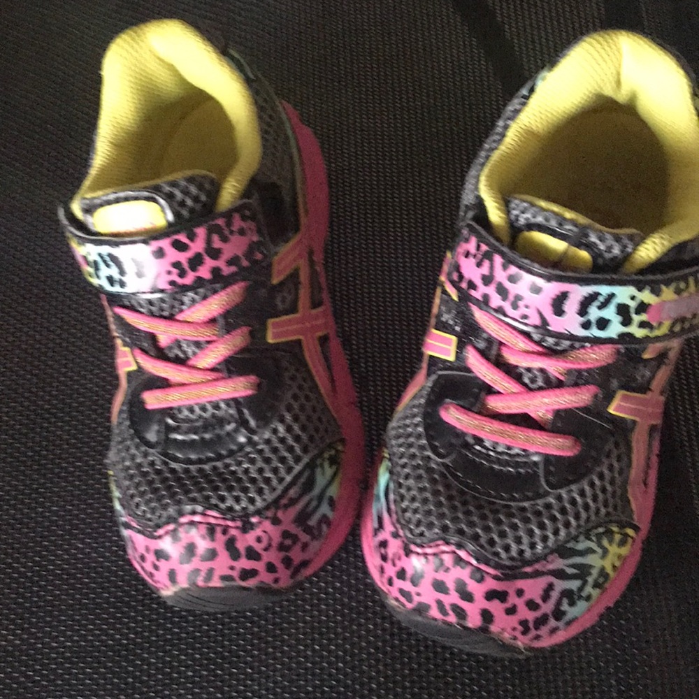 ASICS toddler sz 9 sneakers